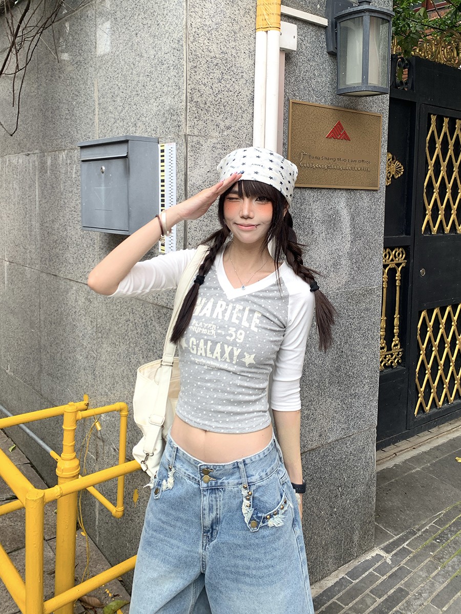 Street Fashion Korean Girl - Kaos Wanita Lengan Sedang V-Neck Polkadot
