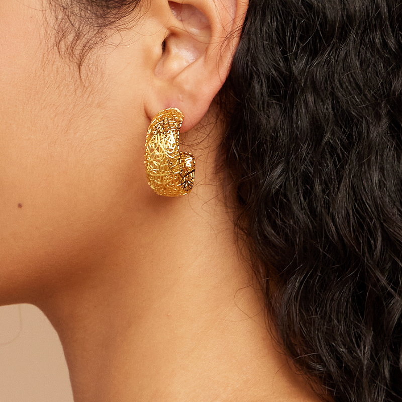 Anting Berongga Bentuk C IVOG  - Street Fashion Website ulasan dan harga