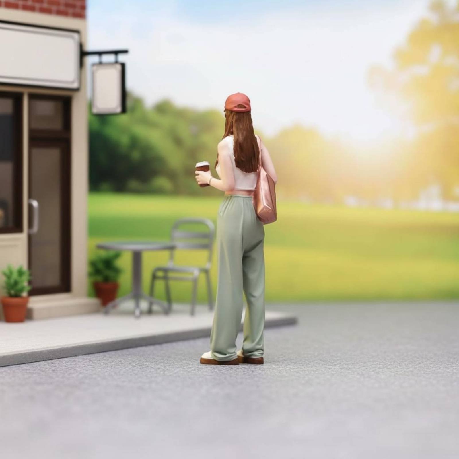 Figur Gadis Memegang Kopi, Min - Street Fashion Pose ulasan dan harga